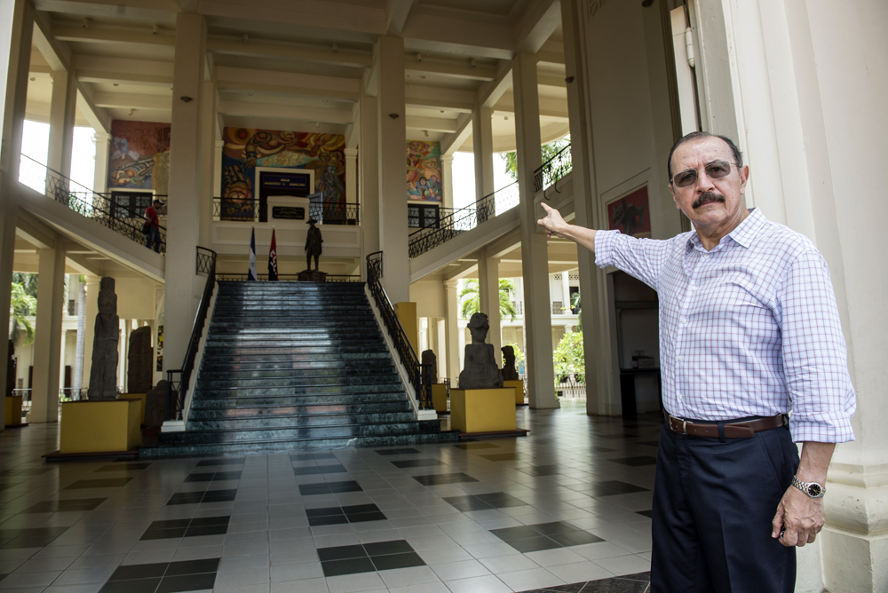 El general Hugo Torres señala el salón donde estaba el Congreso de diputados de Nicaragua cuando ellos tomaron el Palacio Nacional. LA PRENSA / ÓSCAR NAVARRETE.