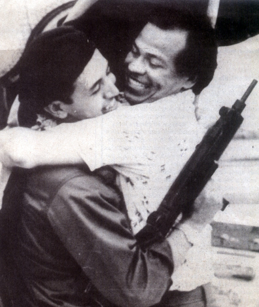 Hugo Torres (izqd) abraza a Roberto Calderón, un sandinista liberado tras el asalto al Palacio Nacional. LA PRENSA /Cortesía/Óscar Navarrete