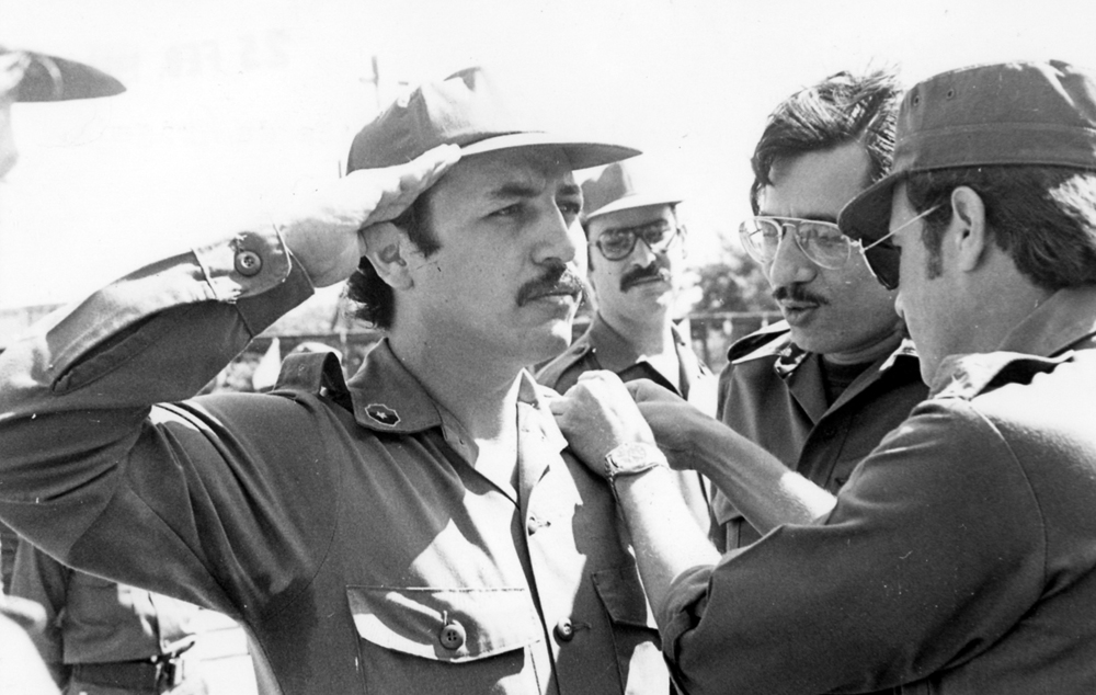 Hugo Torres ascendido a comandante de brigada en los años 80. A su lado, Humberto Ortega Saavedra. LA PRENSA / Archivo.