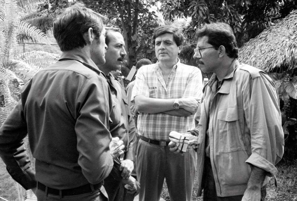 De izquierda a derecha el fundador de la inteligencia militar en el extinto MINT y EPS Comandante Renan Montero (cubano), Coronel Hugo Torres Jimenez (J’ de la Dirección Política del EPS), Sergio Ramírez Mercado (vice presidente de la República) y Daniel Ortega Saavedra, presidente de Nicaragua, departen durante una fiesta de fin de año con miembros de la jefatura del EPS en diciembre de 1987. Archivó histórico Oscar Navarrete