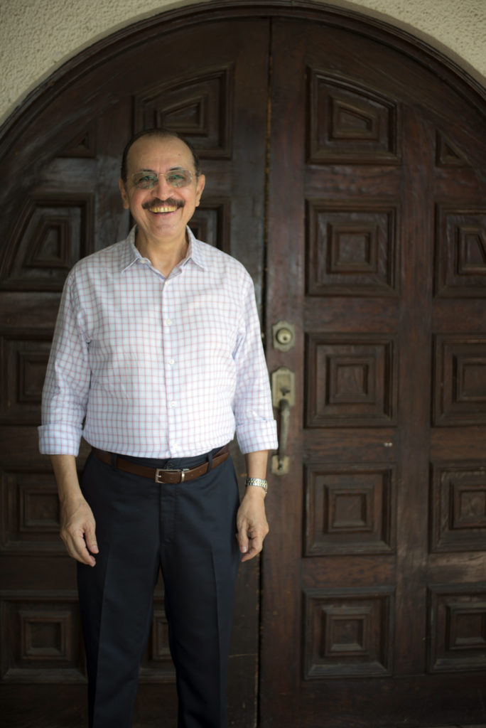 El general Hugo Torres junto a la puerta de la antigua casa de Chema Castillo. La entrada es la misma que en diciembre de 1974. LA PRENSA / Óscar Navarrete