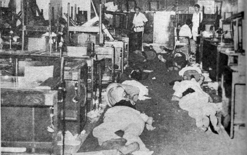 En la noche del miércoles 23 de agosto, cuando ya se habían concluido satisfactoriamente las negociaciones, empleados públicos y periodistas duermen más tranquilos sobre la alfombra roja que dividía las bancadas parlamentarias. LA PRENSA / Archivo
