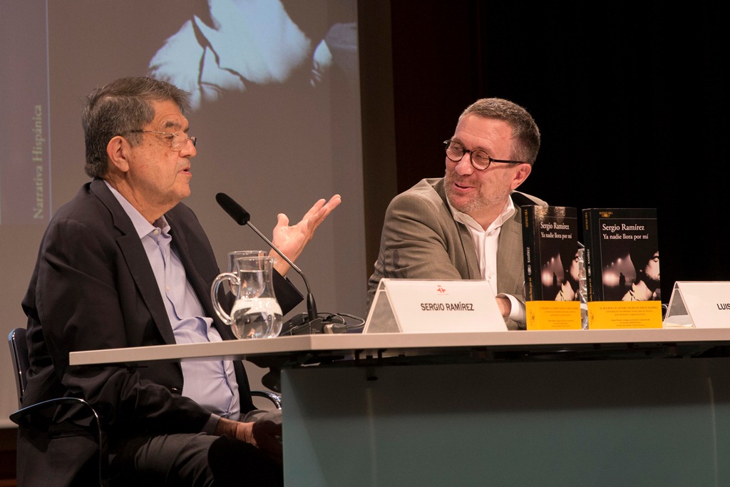 Sergio Ramírez conversa con el escritor Luisgé Martín sobre su novela Ya nadie llora por mí, en el Salón de Actos del Instituto Cervantes. LA PRENSA /Cortesía/Daniel Mordzinski