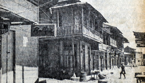 La calle del comercio en San Carlos, tal como estaba después de la toma que de esa ciudad realizaron los sandinistas el 13 de octubre de 1977. La flecha de la izquierda indica el sitio en que murió el mayor José Manuel Delgadillo y la del fondo donde pereció el juez de policía Agusto Fonseca. LA PRENSA/ ARCHIVO