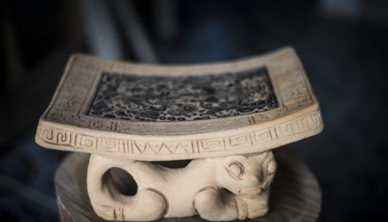 Esta pieza no es una réplica de una piedra de moler, sino de una silla especial para los caciques indígenas. Las patas del asiento están inspiradas en un jaguar, el animal que fue más admirado por los indígenas precolombinos. LA PRENSA/ ÓSCAR NAVARRETE