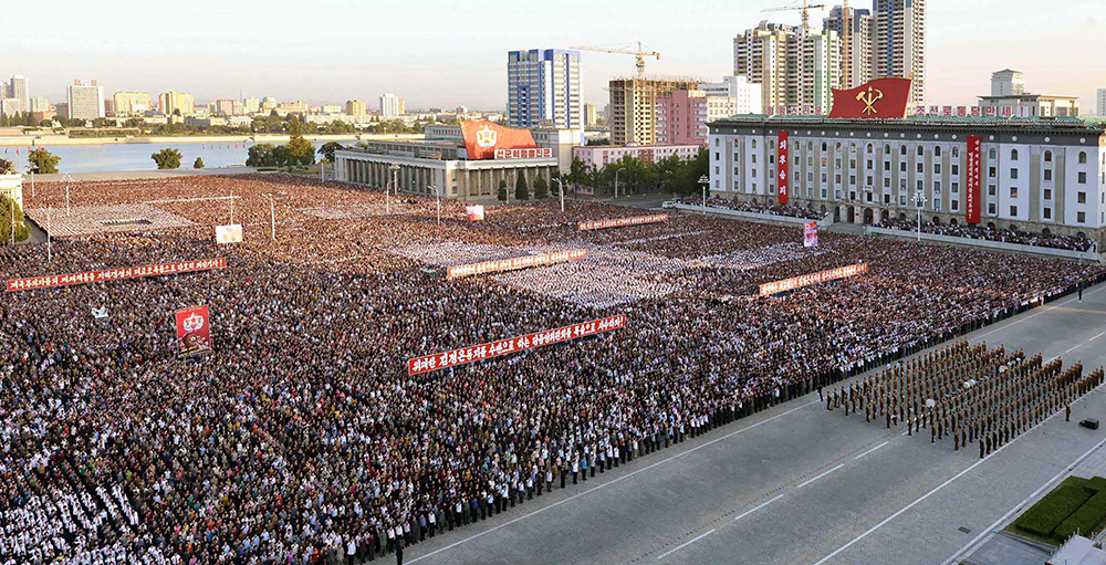 Las concentraciones de masas son una especialidad del poder en Pionyang, capital de Corea del Norte. Aquí, en la plaza Kim Il-sung, una marea de norcoreanos festejan un acto político en 2017. LA PRENSA / AP Photo