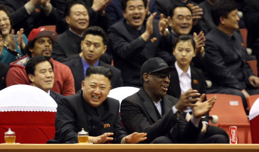 Kim Jong-un junto a Dennis Rodman durante el partido de baloncesto de exhibición de 2013 en Pionyang. LA PRENSA / AP Photo / Vice Media
