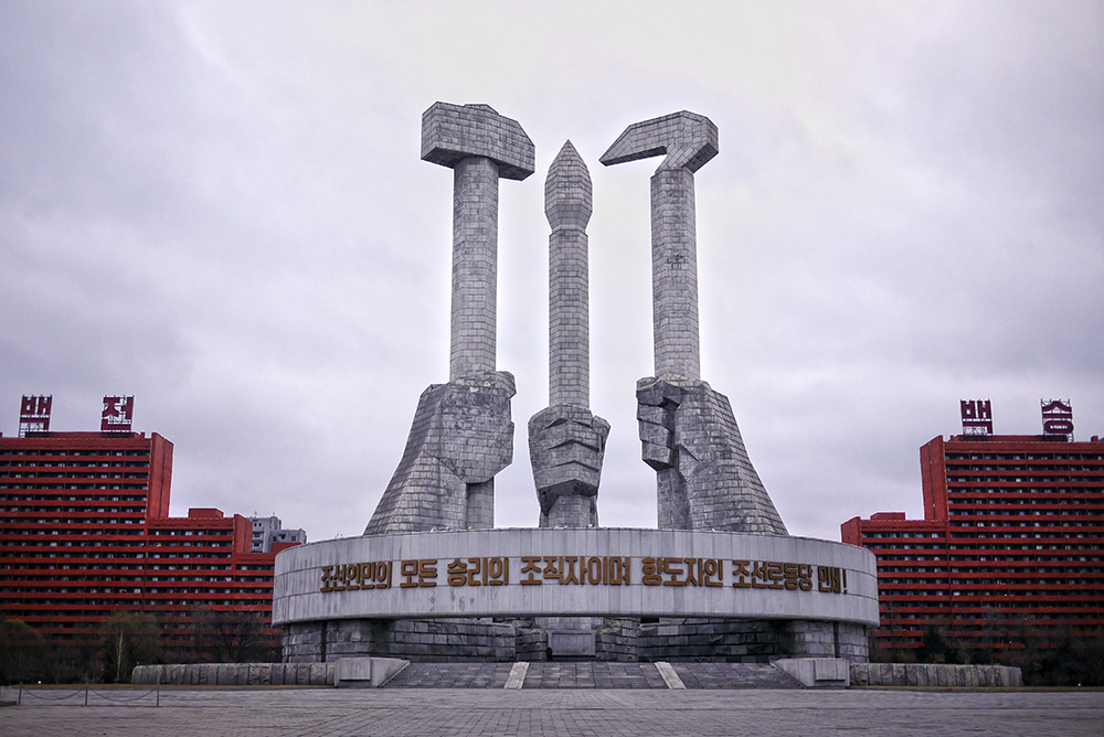 El cincel y el martillo, símbolos del comunismo, ilustran varios rincones de Pionyang, la capital de Corea del Norte.