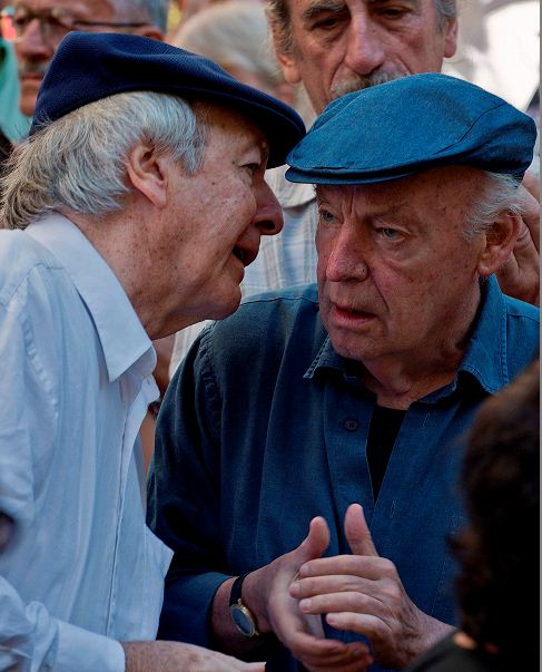El escritor uruguayo Eduardo Galeano junto al compositor Daniel Viglietti durante una demostración en Montevideo. Foto del 5 de febrero de 2013. LA PRENSA/AFP / PABLO PORCIUNCULA
