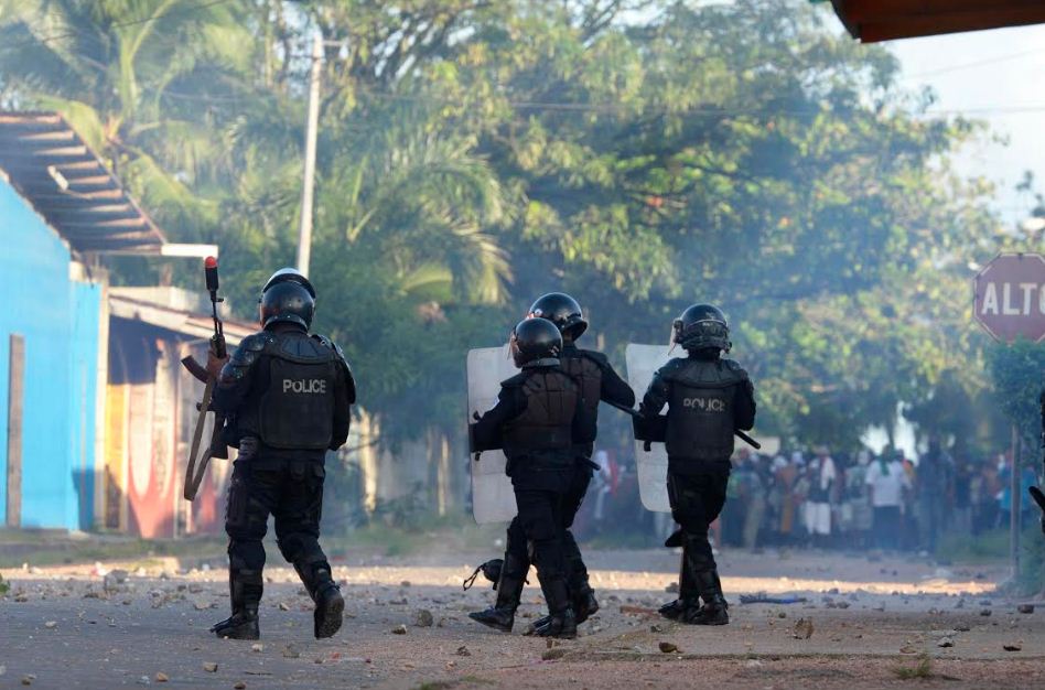 Los antimotines de la Policía Nacional reprimiendo las protestas de Yatama. LA PRENSA/ Manuel Esquivel