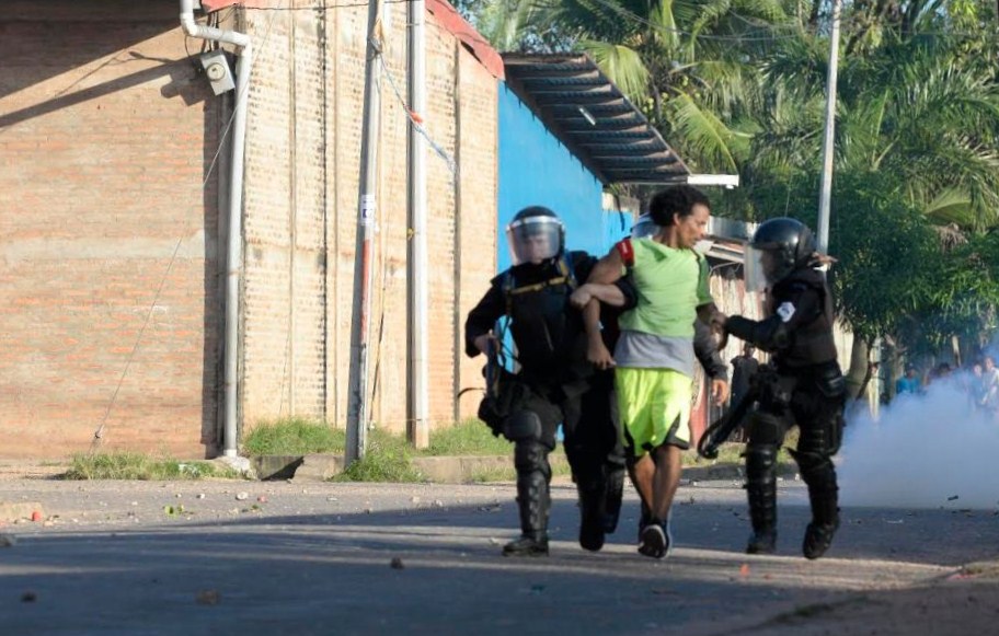 Tropas de la Policía Nacional se enfrentaron el lunes con simpatizantes de Yatama en Bilwi, luego de conocer los resultados electorales. LA PRENSA/MANUEL ESQUIVEL
