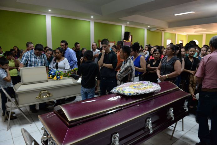 Familiares de simpatizantes de CxL muertos exigen a la Policía investigar a los culpables. LA PRENSA/ CARLOS VALLE