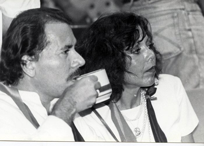 La relación entre Ortega y Murillo no es convencional. “El problema es que nosotros tenemos una relación muy particular, que no se entiende mucho y pienso tiene que ver con la defensa que (yo por lo menos) siempre he hecho (y él también a su manera) de tener una relación en la que no intervienen los cargos ni las formalidades; una relación entre un hombre y una mujer”, dijo en la última entrevista que le dio al diario LA PRENSA en 1990, cuando se le preguntó de una posible separación con Ortega. LA PRENSA/ ARCHIVO