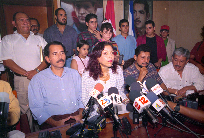 En 1998 Zoilamérica Narváez acusó públicamente a su padre adoptivo, Daniel Ortega, de haber abusado sexualmente de ella. Murillo, en rueda de prensa, aseguró sentirse avergonzada de su hija por querer destruir la imagen de Ortega y dijo que su hija era una mitómana. LA PRENSA/ ARCHIVO