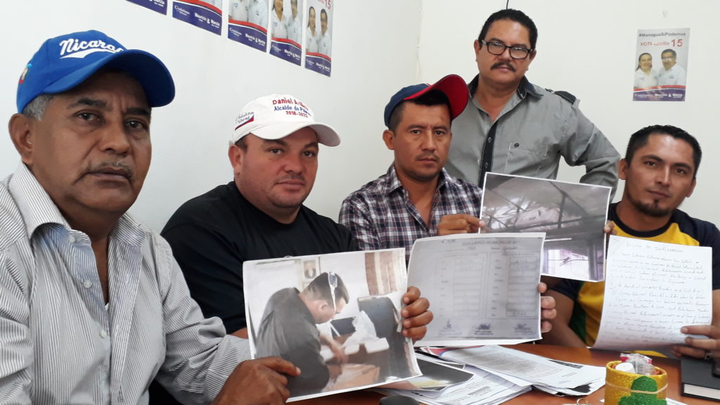 José Daniel Avilés González (gorra azul), candidato a alcalde de CxL en Bocana de Paiwas.