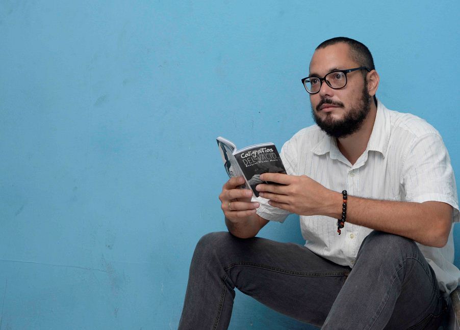 ““A mí gusta en todos los ámbitos de mi vida explorar sabores, cuando cocino o hago jardinería, no me gustan las recetas en ningún ángulo de mi vida”, dice el poeta Ezequiel D’León Masís al referirse a su vida cambiante y literatura experimental. LA PRENSA/Manuel Esquivel