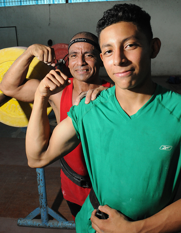 Orlando Vásquez, el pesista en ganar más medallas en los juegos panamericanos, junto a su hijo Orlando Vásquez Morales, quien promete seguir los pasos de su padre. LA PRENSA/ Uriel Molina