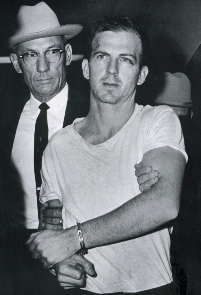 Lee Harvey Oswald, el asesino de John F. Kennedy, capturado por la policía de Dallas. LA PRENSA / CORTESÍA: The Dallas Morning News
