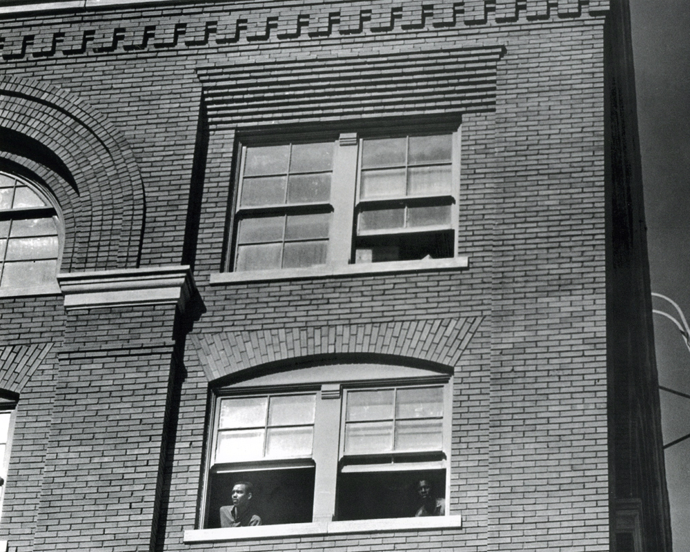 La ventana desde la cual Lee Harvey Oswald disparó a Kennedy, segundos después del ataque. Cortesía: The Dallas Morning News.Cortesía: The Dallas Morning News