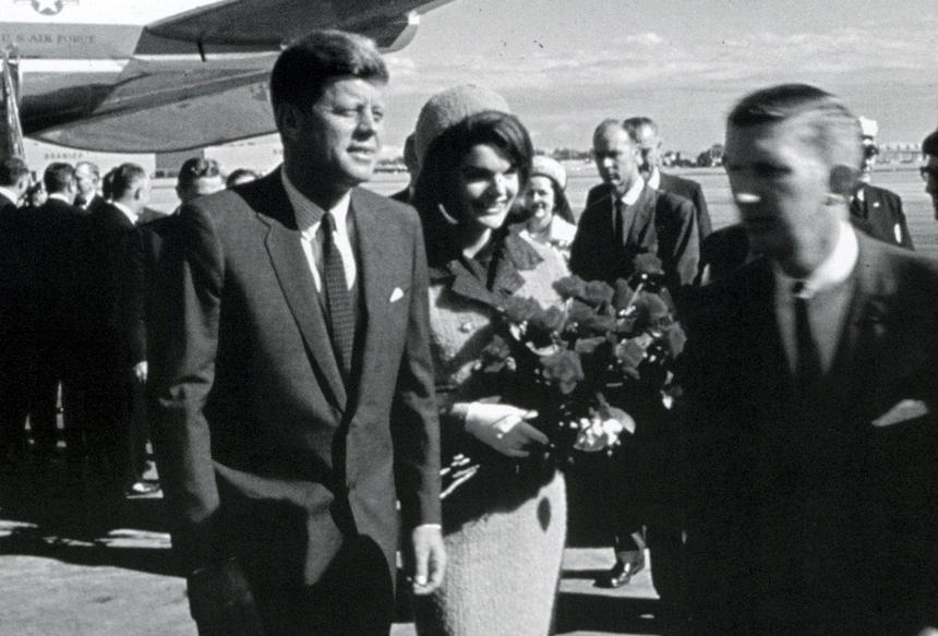 John F. Kennedy y Jackie Kennedy a punto de subirse a la limusina presidencial en el aeropuerto de Dallas Love Field, poco antes del asesinato. LA PRENSA / CORTESÍA: The Dallas Morning News
