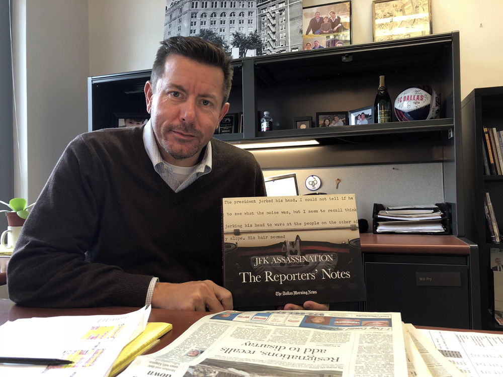 Will Pry, editor de Noticias del Dallas Morning News, con el libro de los 50 años del asesinato de Kennedy. LA PRENSA / Fabrice Le Lous