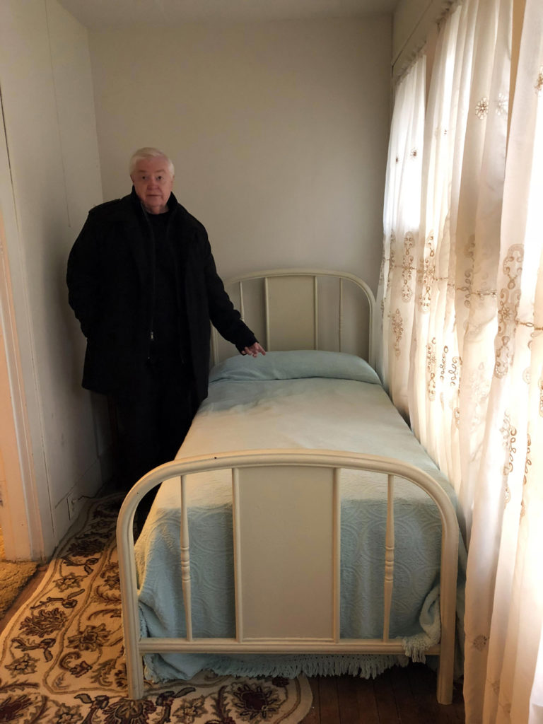 La cama donde dormía Lee Harvey Oswald y donde dejó el protector de su revolver después de matar a Kennedy. El periodista Michael Granberry, del Dallas Morning News, muestra . LA PRENSA / Fabrice Le Lous
