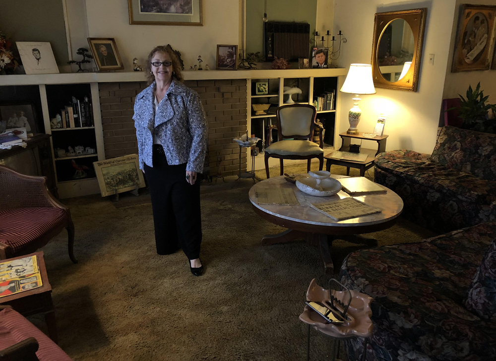 El interior de la casa donde vivía Lee Harvey Oswald, con la guía actual. LA PRENSA / Fabrice Le Lous