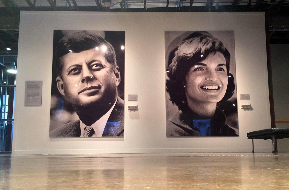 El retrato de John F. Kennedy y el de Jackie Kennedy Onassis en el Museo del Sexto Piso en Dealey Plaza, Dallas. LA PRENSA / Fabrice Le Lous