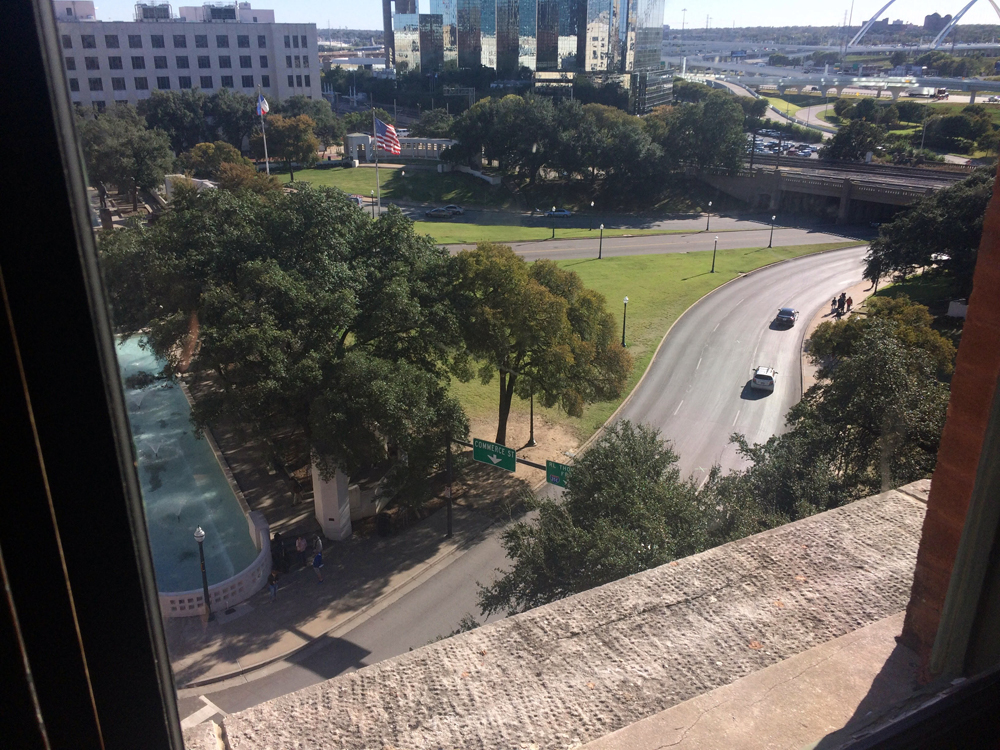 El francotirador Lee Harvey Oswald tuvo esta vista el 22 de noviembre de 1963. La limusina de Kennedy estaba a la misma distancia que el coche blanco. LA PRENSA / Fabrice Le Lous