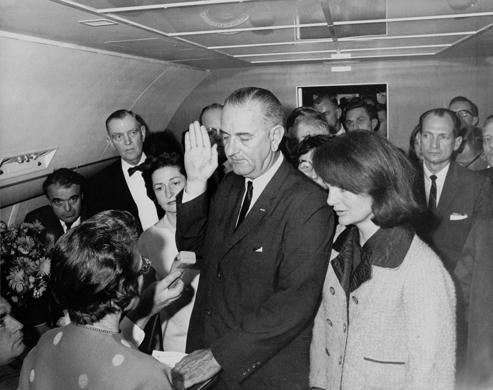 Lyndon B. Johnson se convierte en presidente de Estados Unidos a bordo del Air Force One, en Dallas, minutos después del asesinato de Kennedy. LA PRENSA / La Casa Blanca / Dominio público.