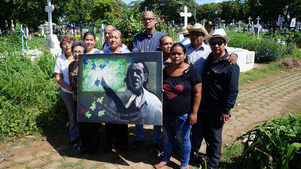 Familiares y amigos del poeta Julio Cabrales, entre ellos: Erika Ruiz, Harry Emilio Tejada, Norman Sánchez, Denis González, Emilio Zambrana, Bertha Inés Cabrales y Tupac Cabrales. LA PRENSA/Arnulfo Agüero