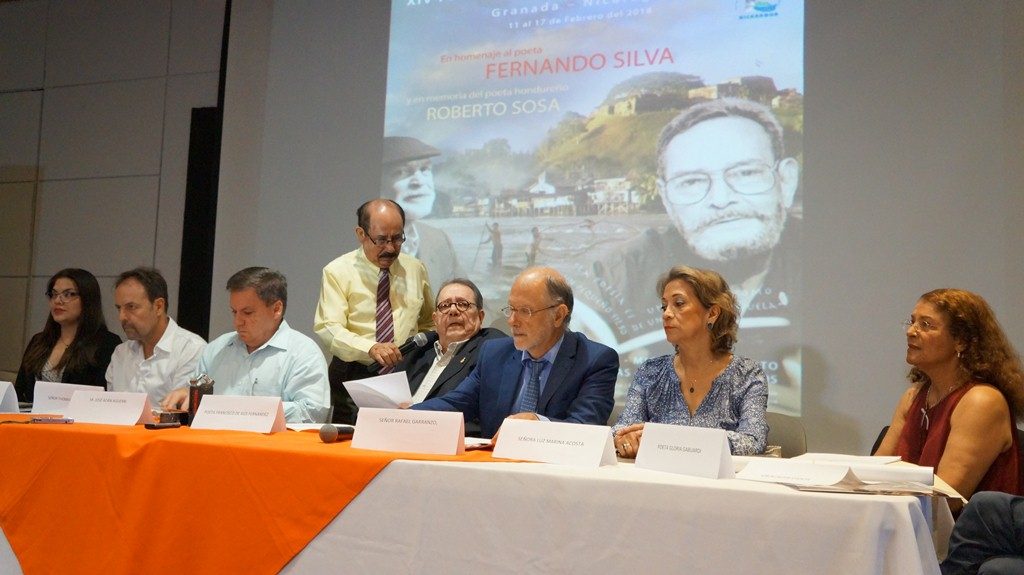 Presiden la conferencia, el poeta Francisco de Asís Fernández, Rafael Garranzo, embajador de España; José Adán Aguerri, presidente del Cosep; Thomas Jenatsch, director adjunto de Cosude, y otros miembros del festival. LAPRENSA/Arnulfo Agüero