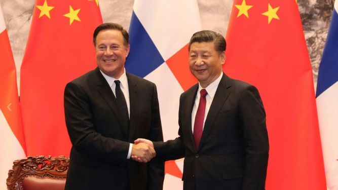 El presidente de Panamá Juan Carlos Varela y el presidente chino Xi Jinping, durante su reunión en Pekín. LA PRENSA/ AFP