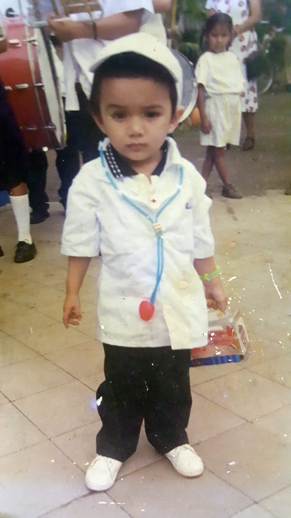 Desde que estaba niño Kevin Morales supo que quería ser médico al igual que su papá Virgilio Morales. LA PRENSA/ Cortesía