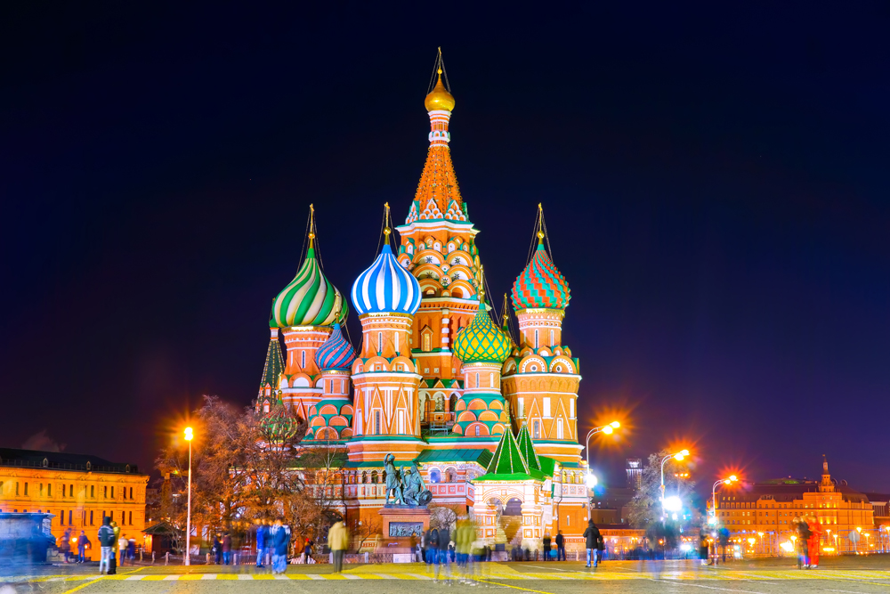 La colorida Basílica de San Basilio, en la Plaza Roja, destaca más con las luces artificiales en la noche. LA PRENSA / Thinkstock.