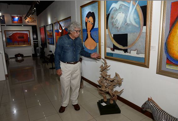 El pintor Efrén Medina recorre su galería, en la que también se muestran obras de otros artistas nicaragüenses. LAPRENSA/Roberto Fonseca/Archivo