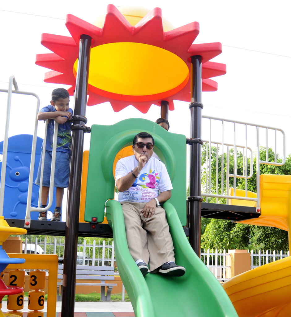 El vicealcalde Enrique Armas inaugurando un parque infantil de Managua. Expertos opinan que a Armas únicamente le delegan actividades de poca importancia, y que en la alcaldía su su opinión y sus ideas no son prioritarias. LA PRENSA / Archivo