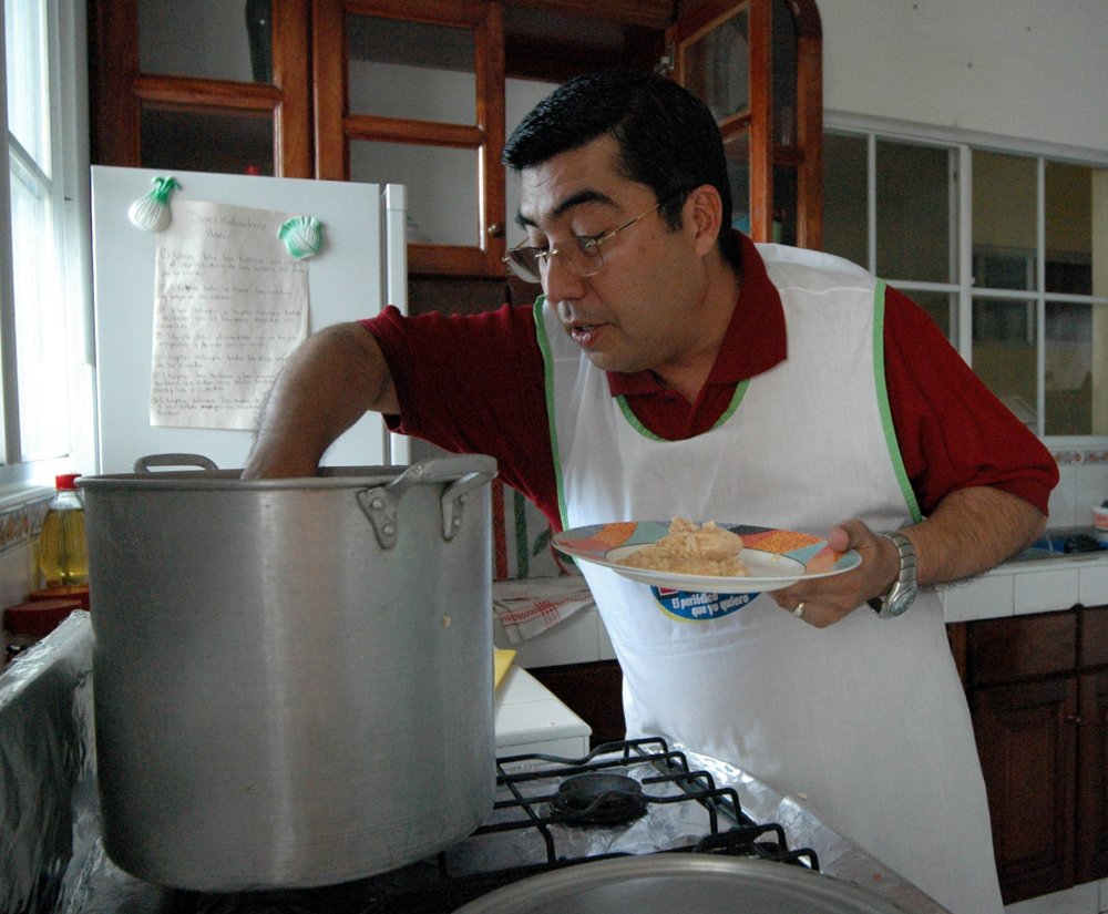 El carismático Enrique Armas mostrando sus dotes culinarios en la “Cuchara Famosa” del periódico HOY. LA PRENSA / Archivo