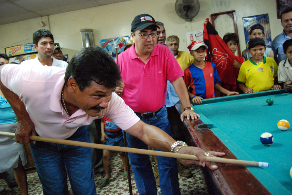 Alexis Argüello jugando billar en un barrio de Managua con Enrique Armas, durante la campaña por la alcaldía de Managua, en 2008. LA PRENSA / Archivo.