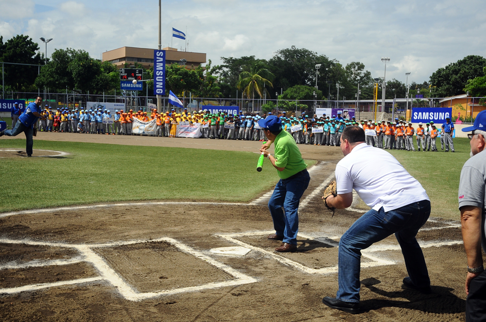 Enrique Armas jugando beisbol en la inauguración de una copa, en Managua. LA PRENSA / René Ortega.