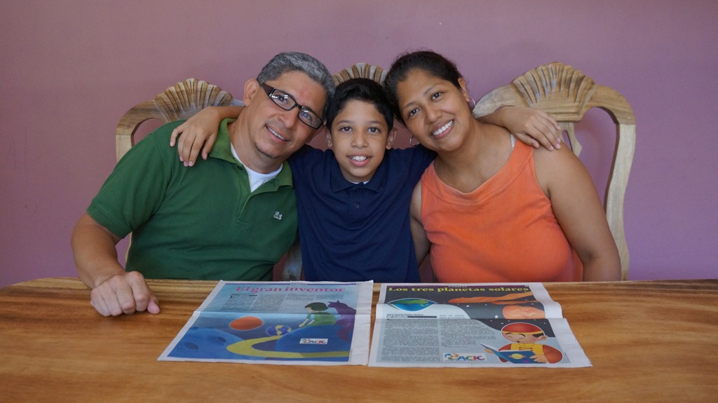 El niño Gabriel Eduardo Paladino Mendoza, acompañado de sus padres, el nicaragüense Carlos Gabriel Paladino y la salvadoreña Tayra Mendoza Ruano, muestra dos de sus ocho cuentos publicados en el Diario Hoy. LA PRENSA/ Arnulfo Agüero