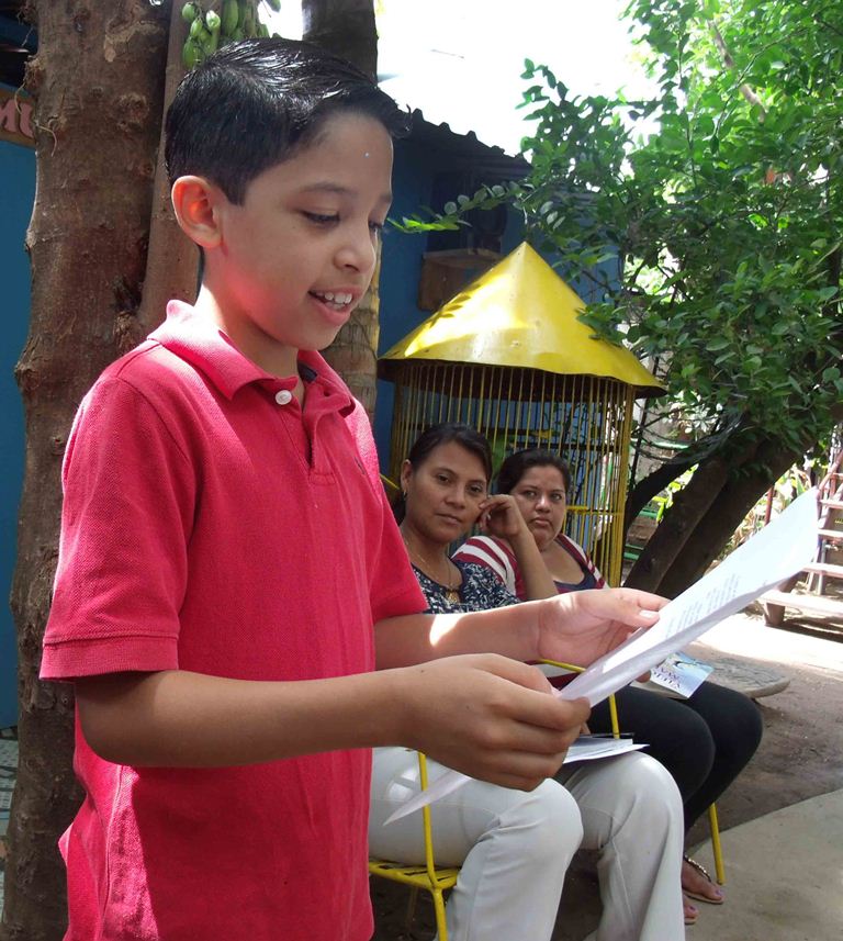 Realizando una lectura de sus cuentos. LA PRENSA/Cortesía