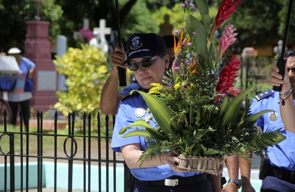 La primera comisionada Aminta Granera, jefa de la Policía Nacional, visitó a sus familiares enterrados en el cementerio Guadalupe de León el dia de los difuntos. LA PRENSA/E.LÓPEZ