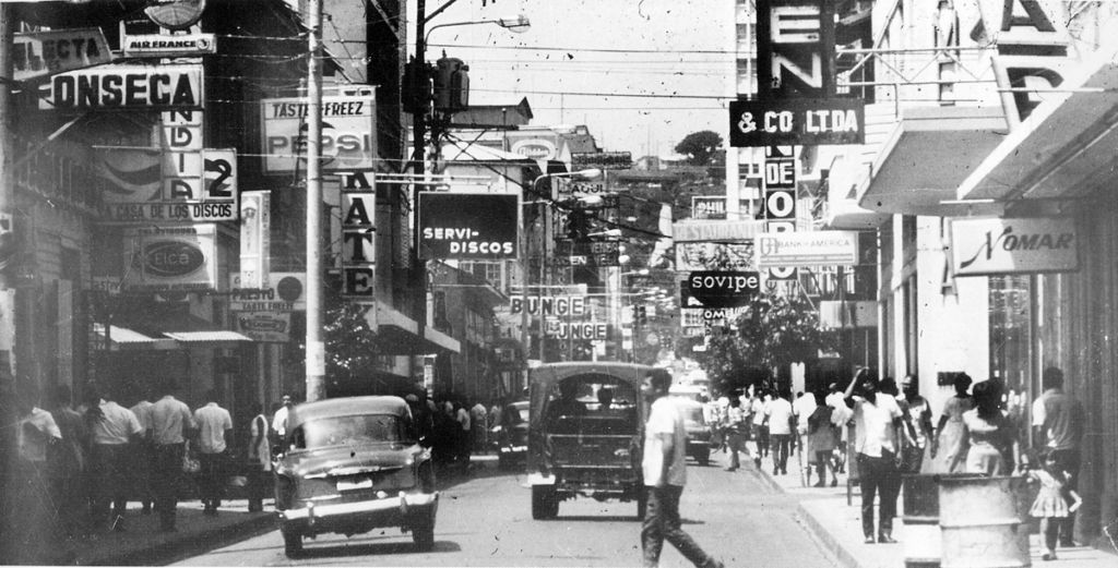 El historiador Nicolás López Maltez, autor de esta fotografía, llamaba a la Avenida Roosevelt “la primera arteria de Managua”. Abundaban comercios y transeúntes. LA PRENSA / Cortesía: Nicolás López Maltez.