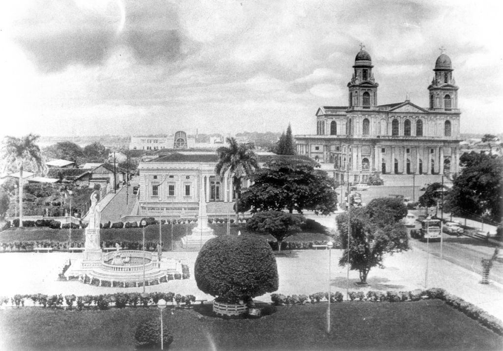 Panorámica del parque Rubén Darío en la antigua Managua. A la derecha, la catedral, en el centro histórico capitalino. LA PRENSA / Archivo