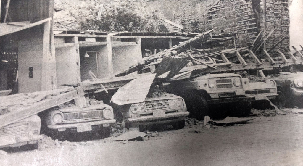 El 60 por ciento de la capital se derrumbó con el terremoto, destuyendo también vehículos. LA PRENSA / Reproducción.