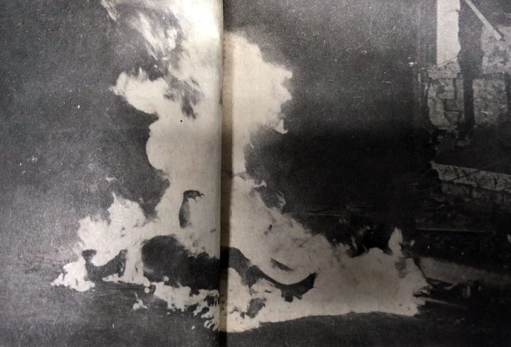 Un cadáver es incinerado la noche del terremoto de Managua de 1972. LA PRENSA / Reproducción.