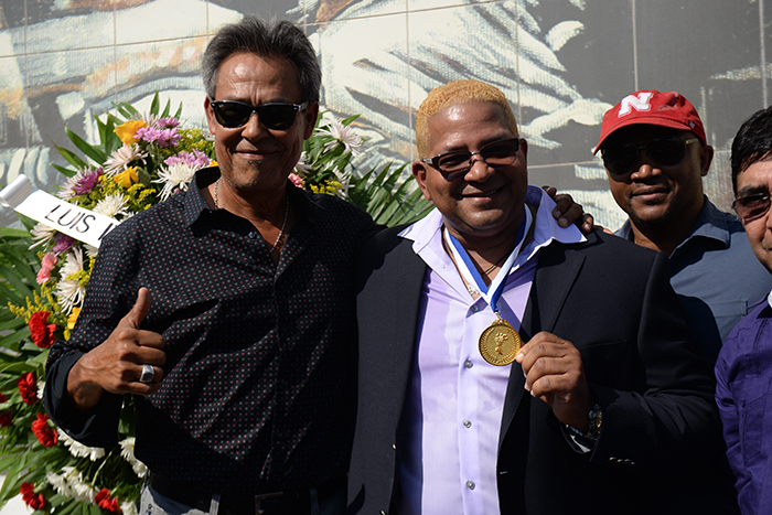 Roberto Clemente Junior junto a Denis Martínez durante una visita al estadio y monumente Roberto Clemente ubicado en el parque Luis Alfonso Velásquez. LA PRENSA/ CARLOS VALLE