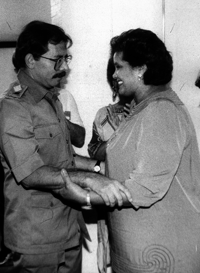 Daniel Ortega recibiendo Vera Clemente, viuda de Roberto Clemente, durante su visita al Nicaragua en 1989. LA PRENSA/ ARCHIVO