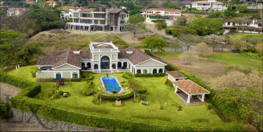 El magistrado electoral Roberto Rivas adquirió a través de la sociedad anónima Chibilu del Oeste cuatro lujosas residencias en Villa Real, San Ana, en San José, Costa Rica.
